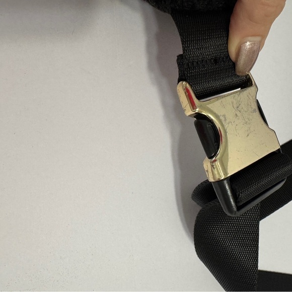 Lululemon Everywhere Fleece Belt Bag Black Gold Zipper Sherpa Crossbody - Picture 4 of 9